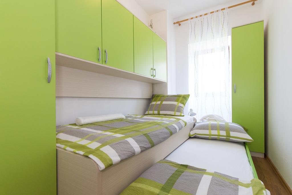Holiday Home Mery By El-Pi Tours Malinska Exterior foto